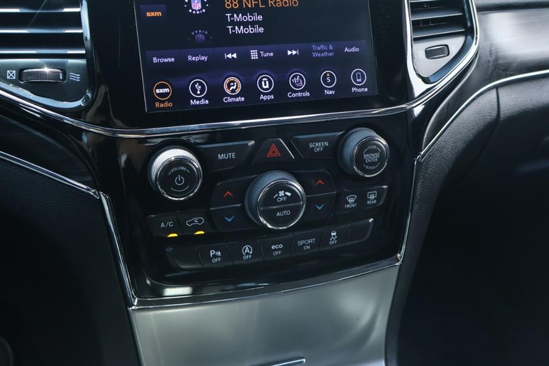 Jeep Grand Cherokee Vehicle Full-screen Gallery Image 35