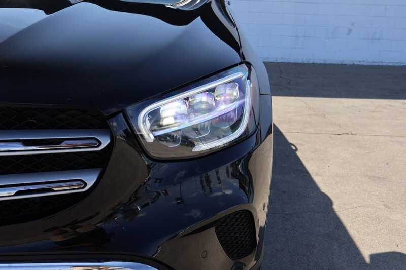 Mercedes-Benz GLC Vehicle Full-screen Gallery Image 03