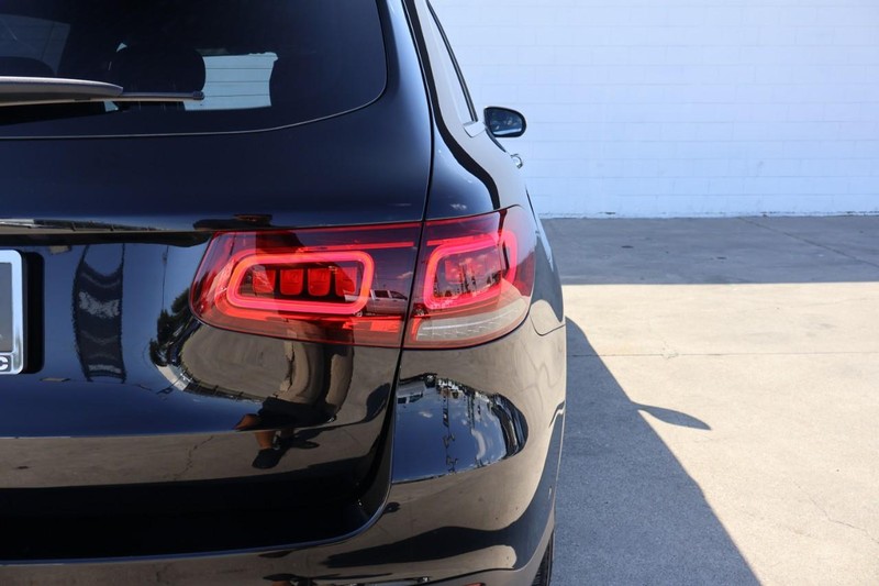 Mercedes-Benz GLC Vehicle Full-screen Gallery Image 07