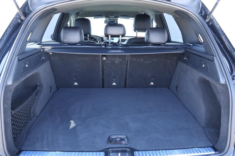 Mercedes-Benz GLC Vehicle Full-screen Gallery Image 08