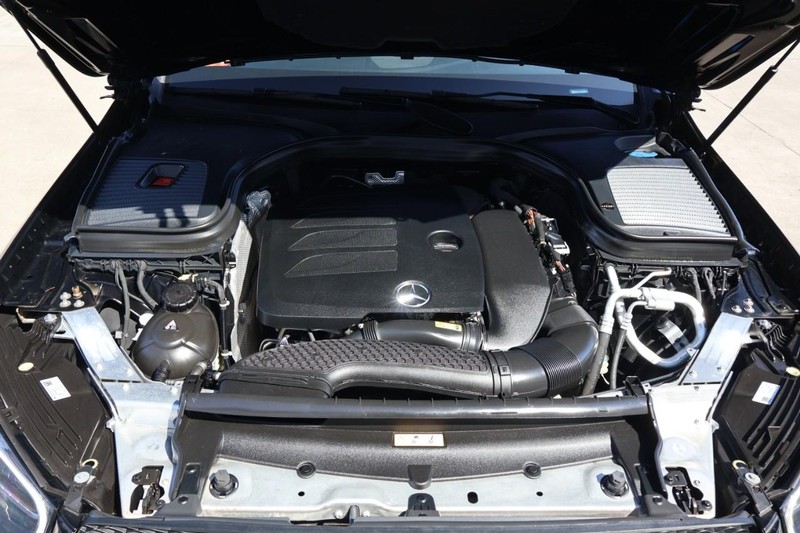 Mercedes-Benz GLC Vehicle Full-screen Gallery Image 13