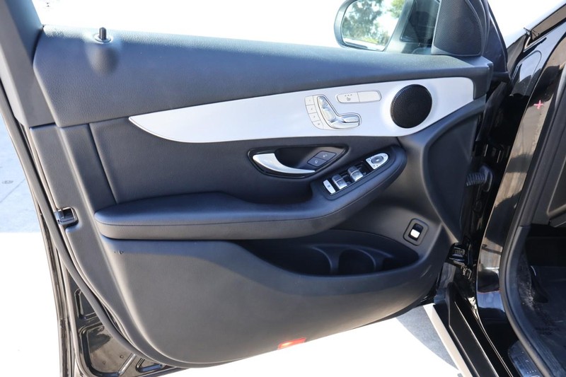 Mercedes-Benz GLC Vehicle Full-screen Gallery Image 15