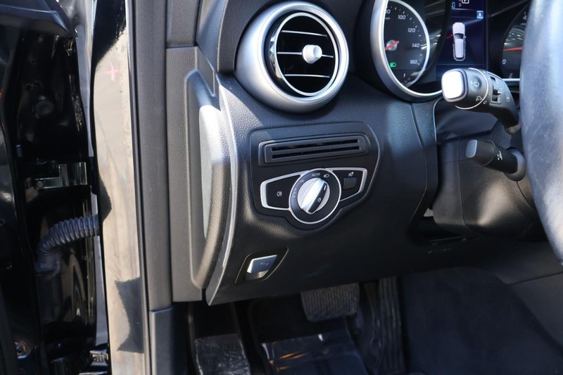 Mercedes-Benz GLC Vehicle Full-screen Gallery Image 18