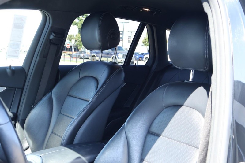 Mercedes-Benz GLC Vehicle Full-screen Gallery Image 20