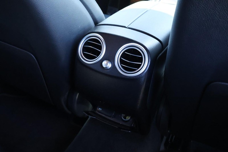 Mercedes-Benz GLC Vehicle Full-screen Gallery Image 24