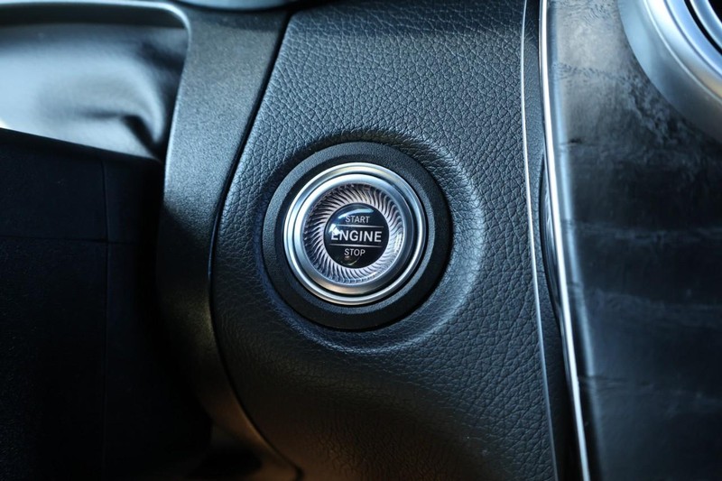 Mercedes-Benz GLC Vehicle Full-screen Gallery Image 30