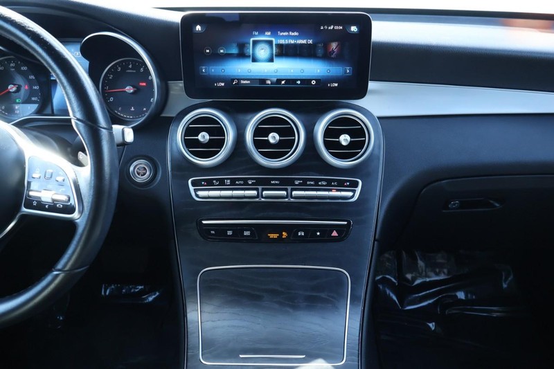 Mercedes-Benz GLC Vehicle Full-screen Gallery Image 31