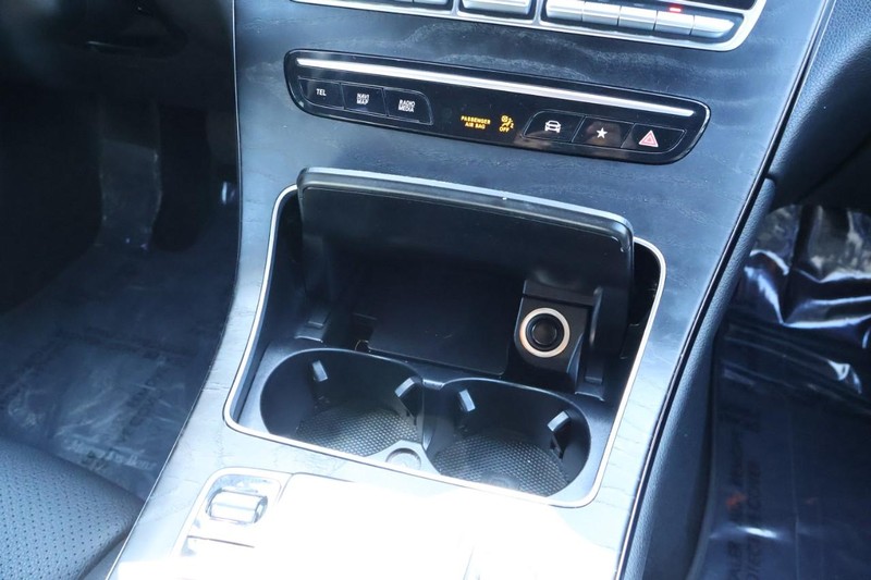 Mercedes-Benz GLC Vehicle Full-screen Gallery Image 35