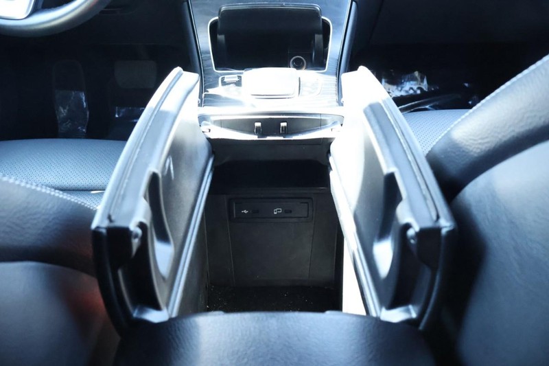 Mercedes-Benz GLC Vehicle Full-screen Gallery Image 36