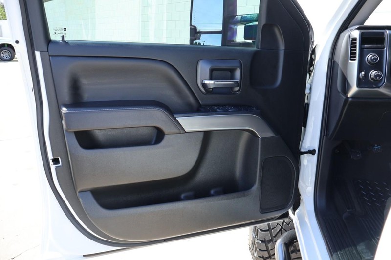 Chevrolet Silverado 1500 Vehicle Full-screen Gallery Image 17