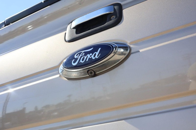 Ford F-150 Vehicle Full-screen Gallery Image 08