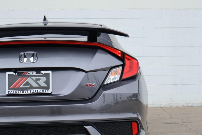 Honda Civic Si Coupe Vehicle Full-screen Gallery Image 07