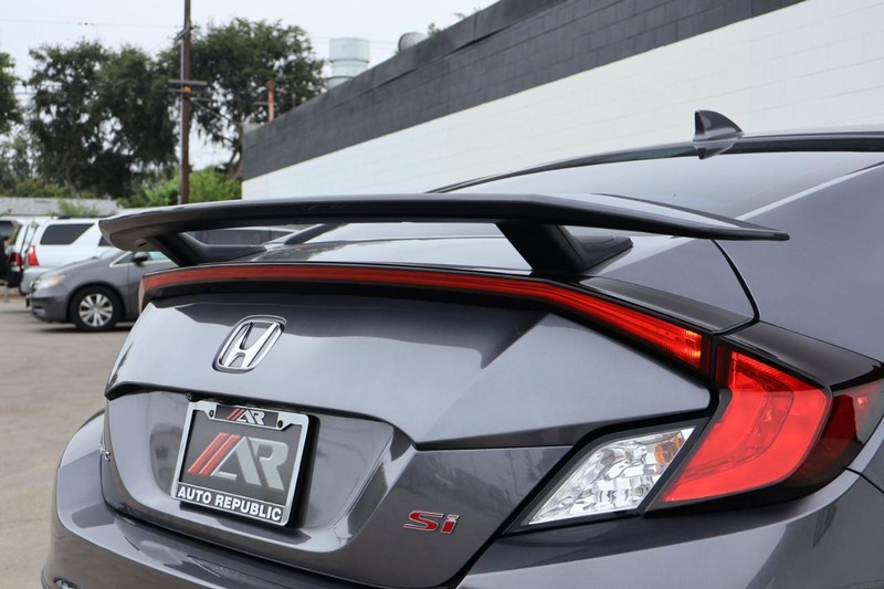 Honda Civic Si Coupe Vehicle Full-screen Gallery Image 08