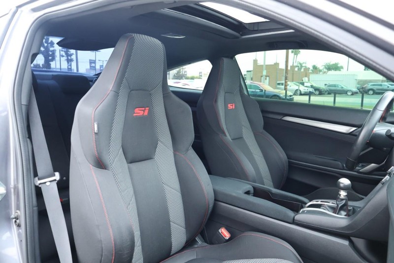 Honda Civic Si Coupe Vehicle Full-screen Gallery Image 23