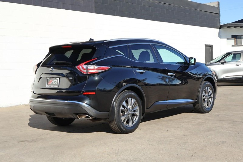 Nissan Murano Vehicle Full-screen Gallery Image 05