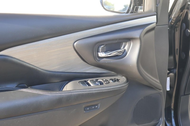 Nissan Murano Vehicle Full-screen Gallery Image 17