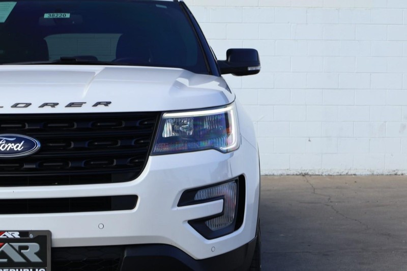 Ford Explorer Vehicle Full-screen Gallery Image 03