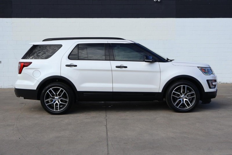 Ford Explorer Vehicle Full-screen Gallery Image 04