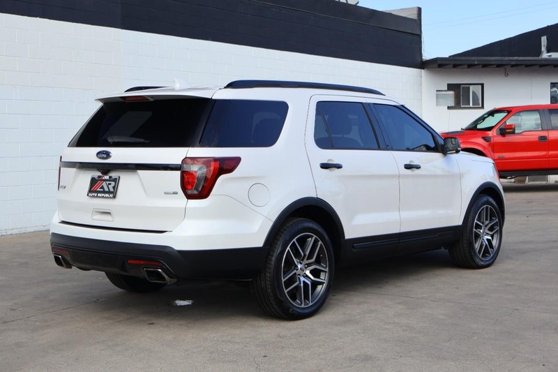 Ford Explorer Vehicle Full-screen Gallery Image 05