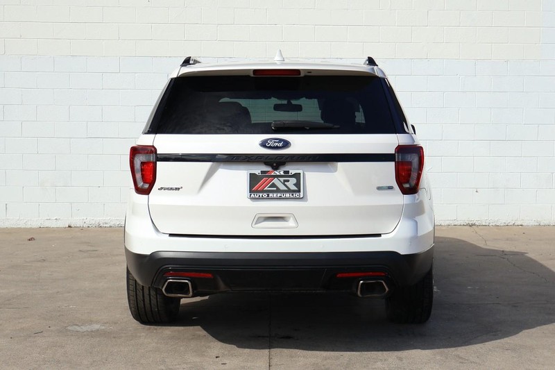 Ford Explorer Vehicle Full-screen Gallery Image 06