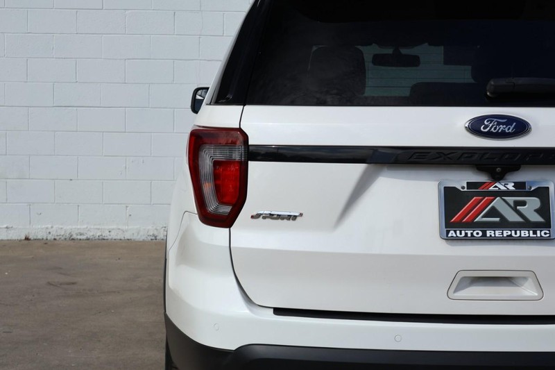 Ford Explorer Vehicle Full-screen Gallery Image 07