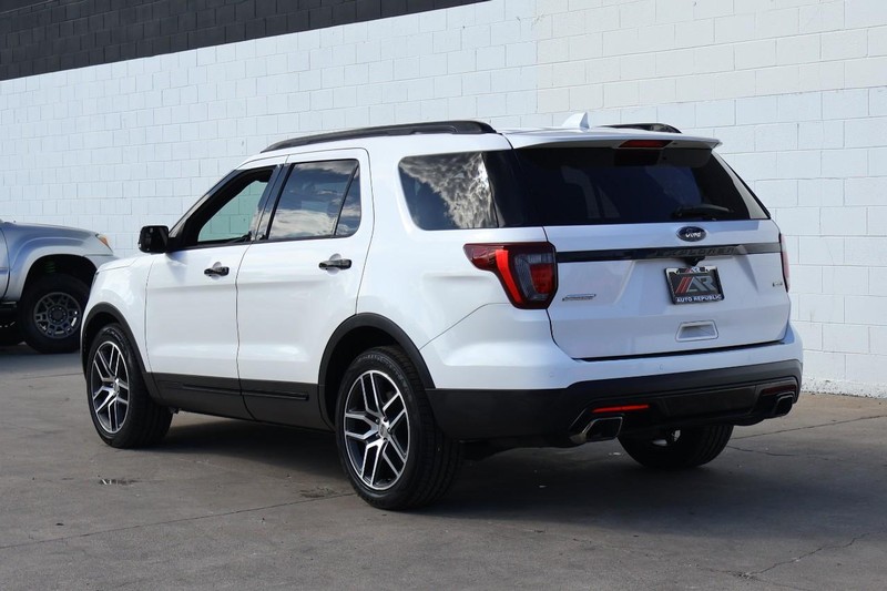 Ford Explorer Vehicle Full-screen Gallery Image 11