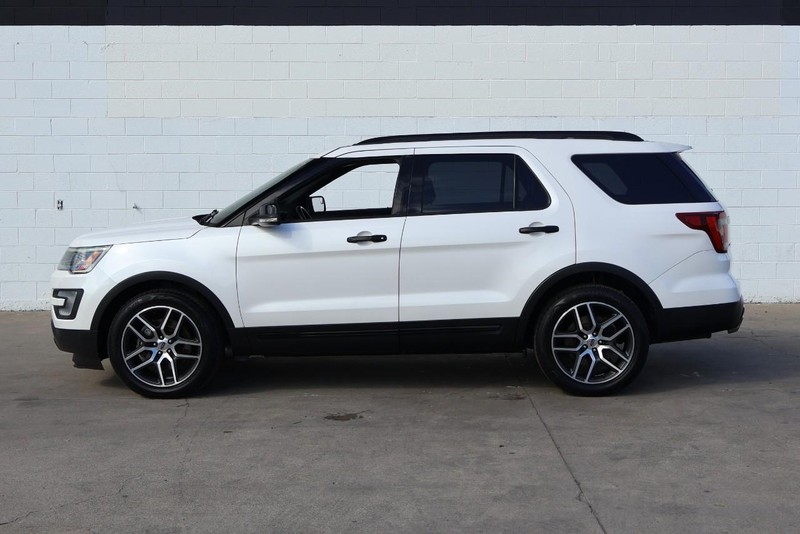 Ford Explorer Vehicle Full-screen Gallery Image 12