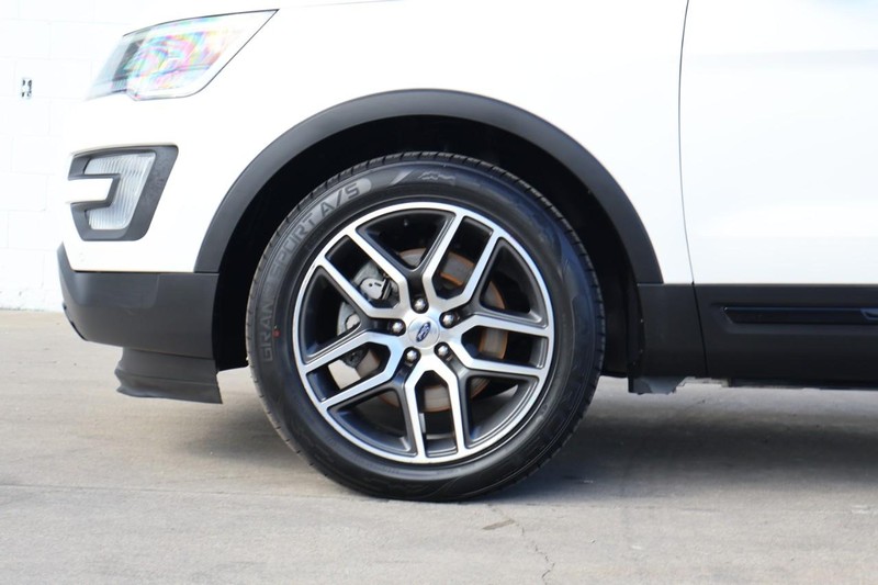 Ford Explorer Vehicle Full-screen Gallery Image 15