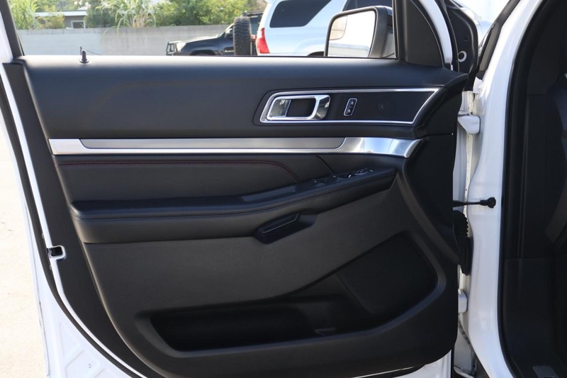 Ford Explorer Vehicle Full-screen Gallery Image 16