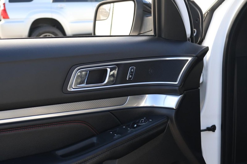 Ford Explorer Vehicle Full-screen Gallery Image 17