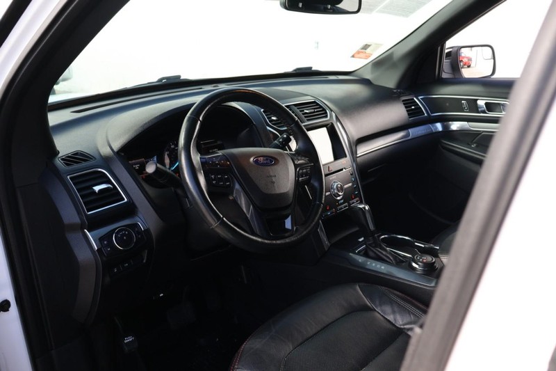 Ford Explorer Vehicle Full-screen Gallery Image 18