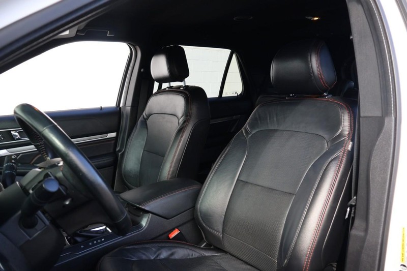 Ford Explorer Vehicle Full-screen Gallery Image 20