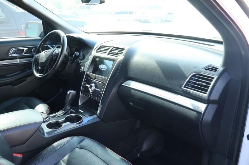 Ford Explorer Vehicle Full-screen Gallery Image 22