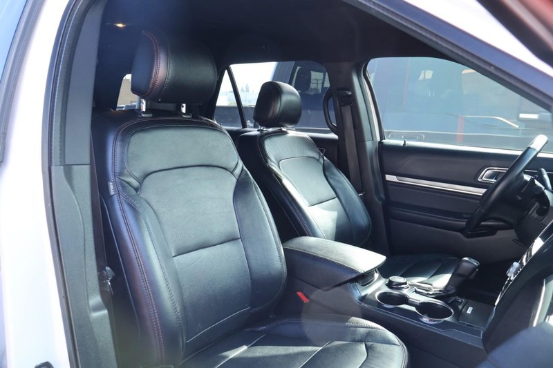 Ford Explorer Vehicle Full-screen Gallery Image 24