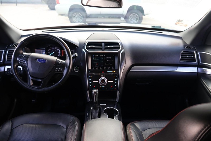 Ford Explorer Vehicle Full-screen Gallery Image 28