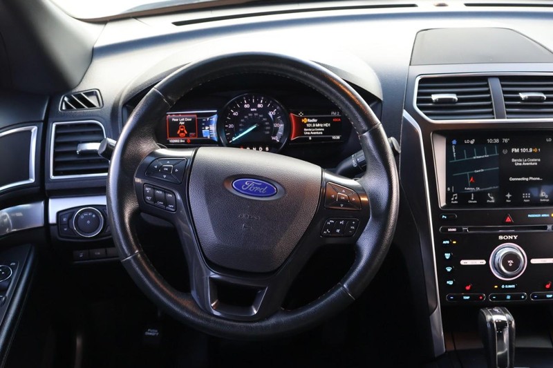 Ford Explorer Vehicle Full-screen Gallery Image 30