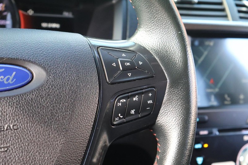 Ford Explorer Vehicle Full-screen Gallery Image 32