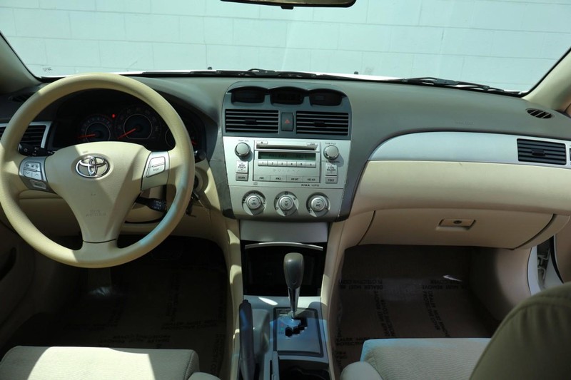 Toyota Camry Solara Vehicle Full-screen Gallery Image 24
