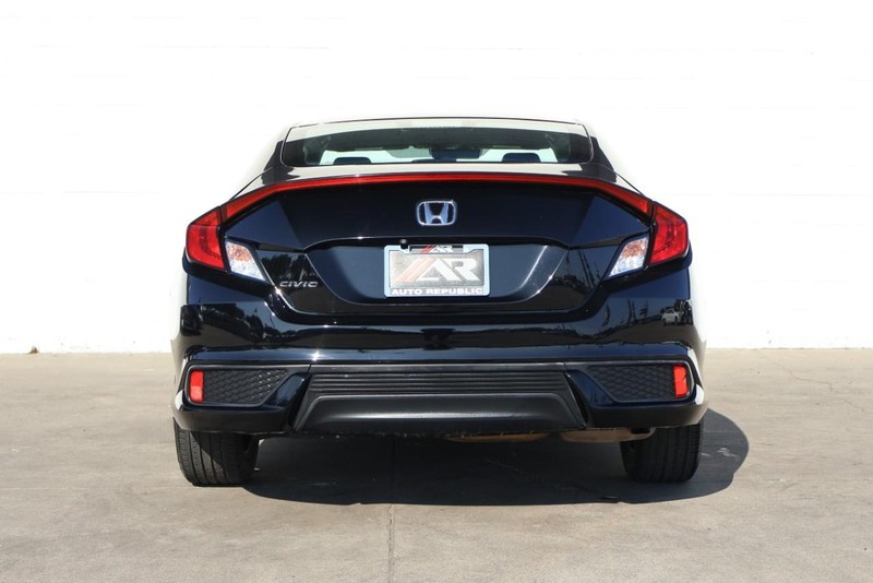 Honda Civic Coupe Vehicle Full-screen Gallery Image 06