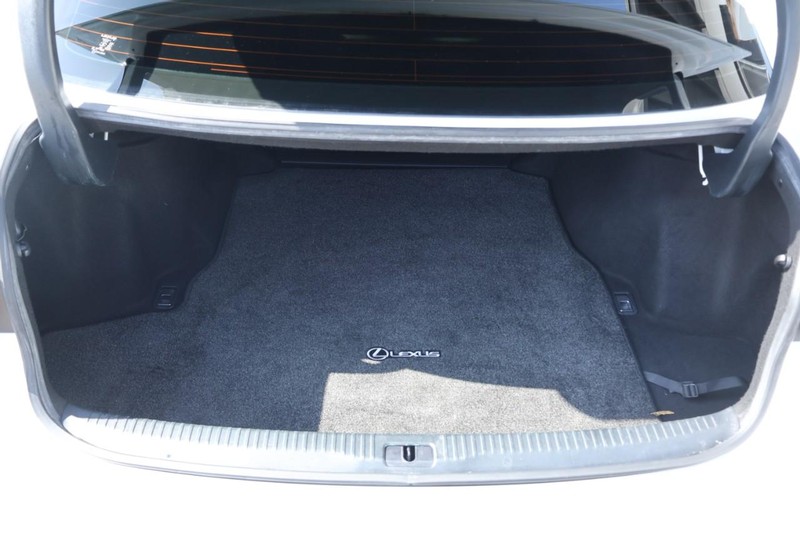 Lexus IS Vehicle Full-screen Gallery Image 09