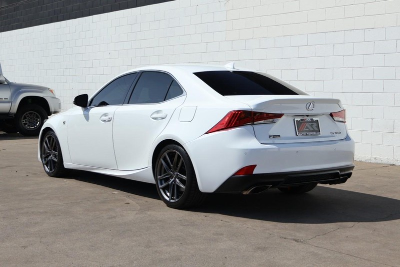 Lexus IS Vehicle Full-screen Gallery Image 10