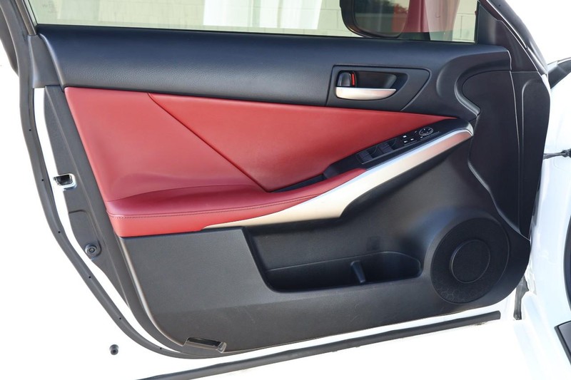 Lexus IS Vehicle Full-screen Gallery Image 15