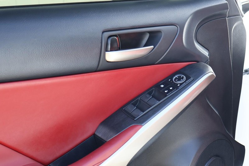 Lexus IS Vehicle Full-screen Gallery Image 16