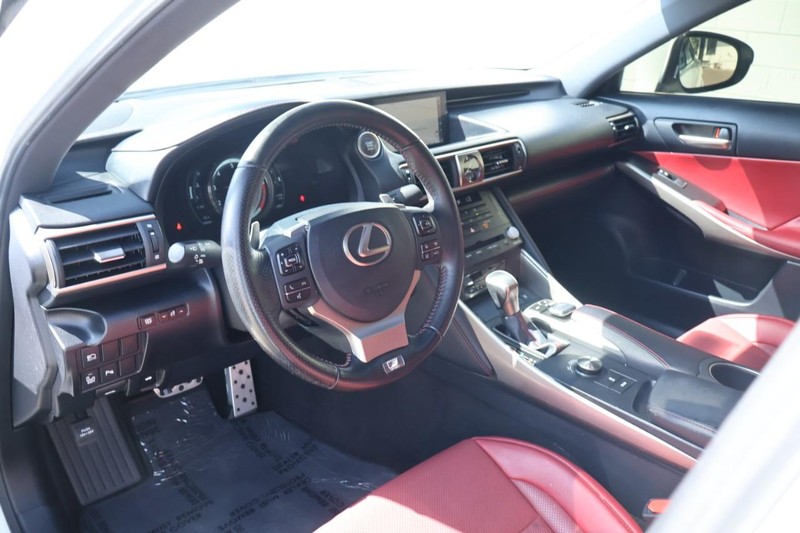 Lexus IS Vehicle Full-screen Gallery Image 17