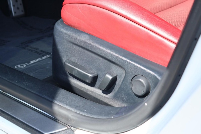 Lexus IS Vehicle Full-screen Gallery Image 18