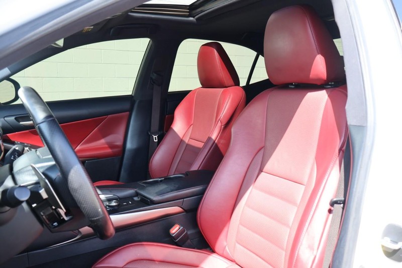 Lexus IS Vehicle Full-screen Gallery Image 19