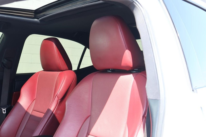 Lexus IS Vehicle Full-screen Gallery Image 20