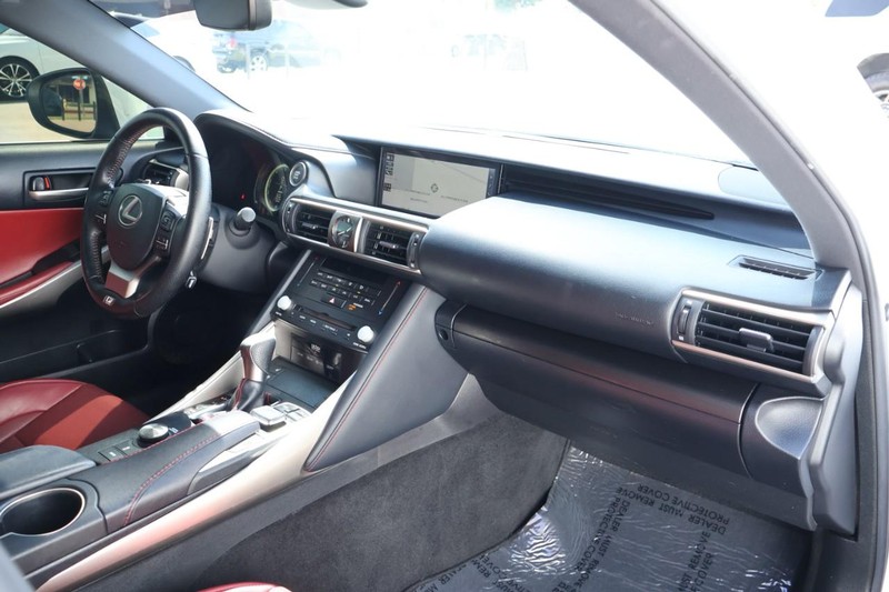 Lexus IS Vehicle Full-screen Gallery Image 21