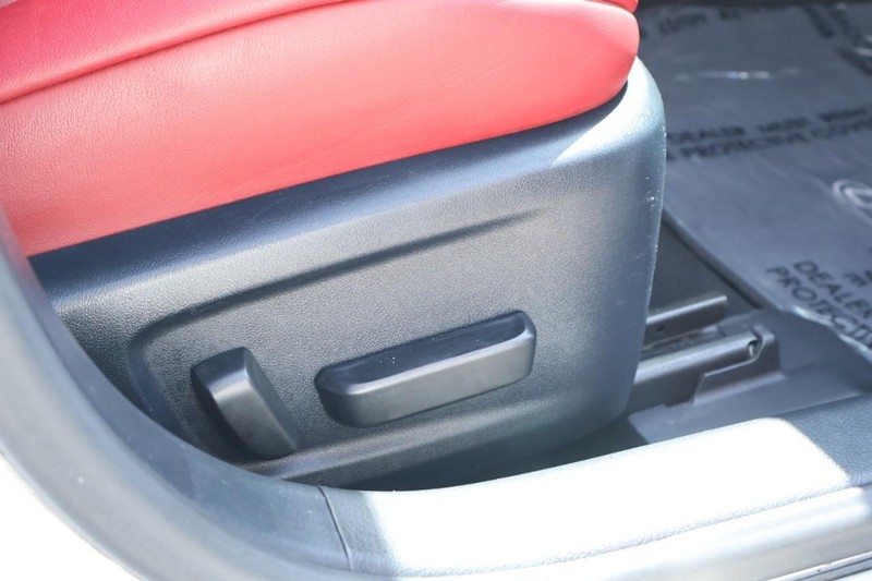 Lexus IS Vehicle Full-screen Gallery Image 22