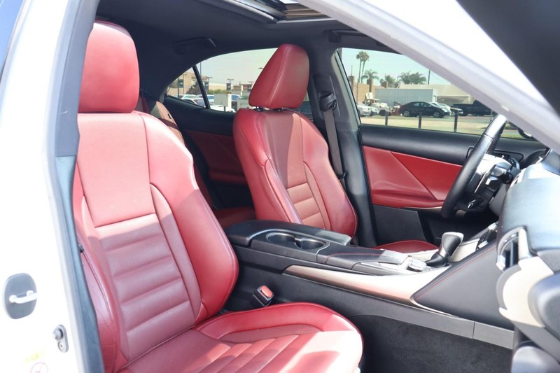 Lexus IS Vehicle Full-screen Gallery Image 23